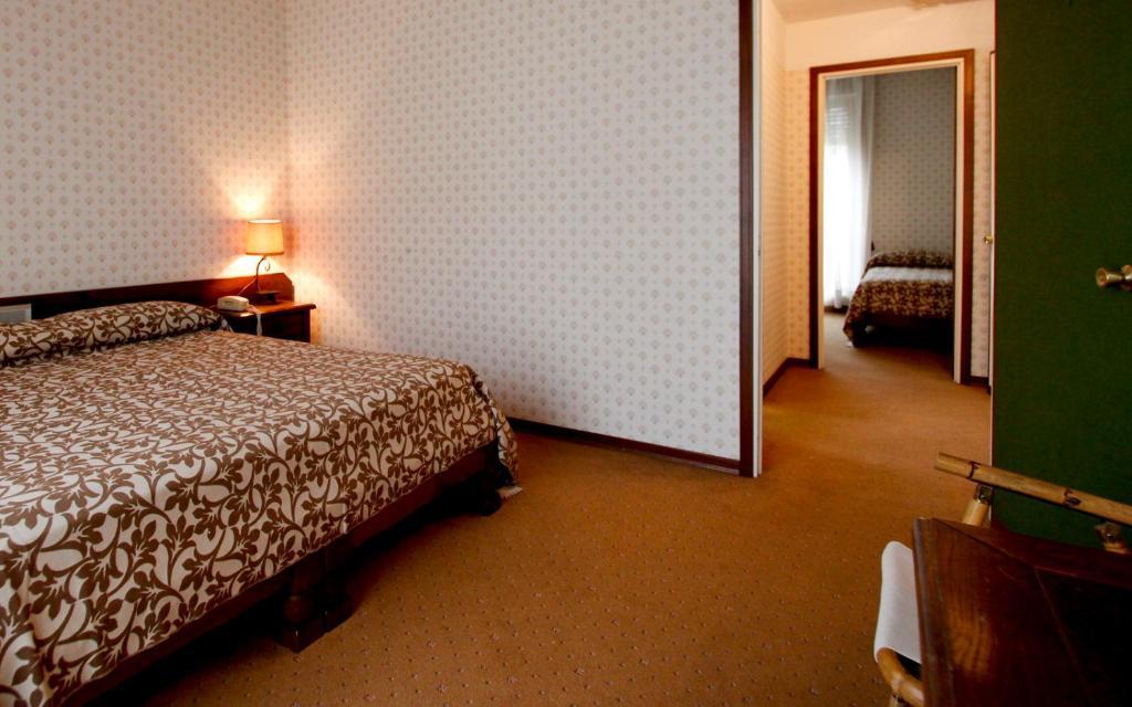 Hotel Antares อาโรนา ภายนอก รูปภาพ