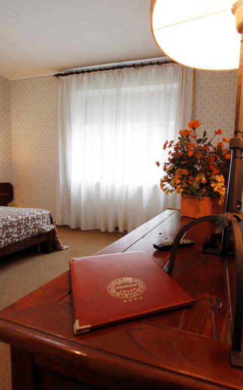 Hotel Antares อาโรนา ภายนอก รูปภาพ