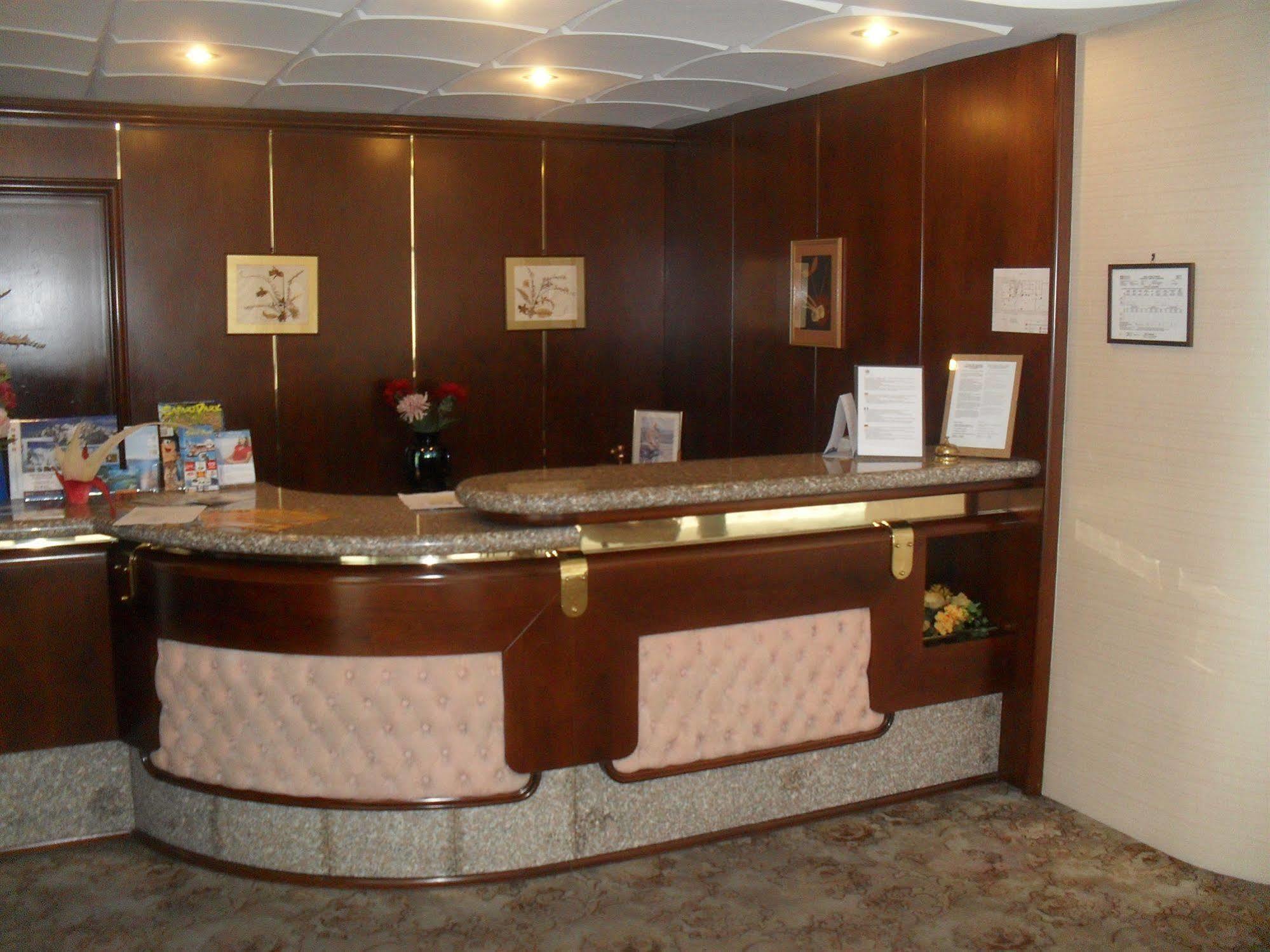 Hotel Antares อาโรนา ภายนอก รูปภาพ
