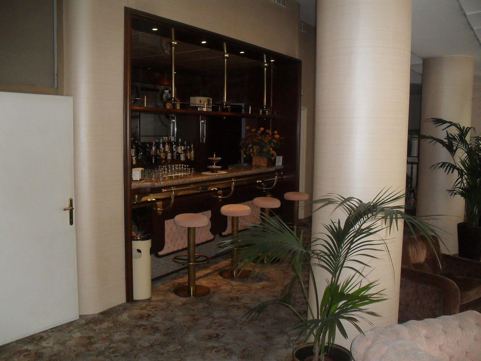 Hotel Antares อาโรนา ภายนอก รูปภาพ