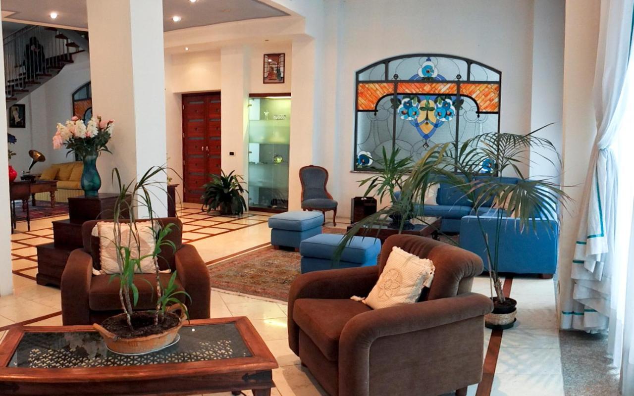Hotel Antares อาโรนา ภายนอก รูปภาพ